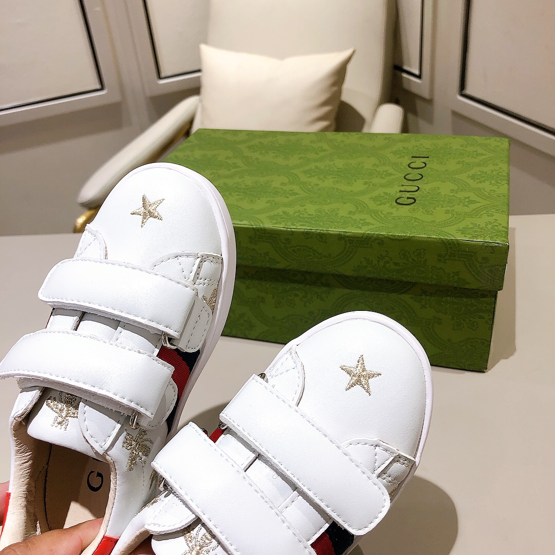 Children's shoes child